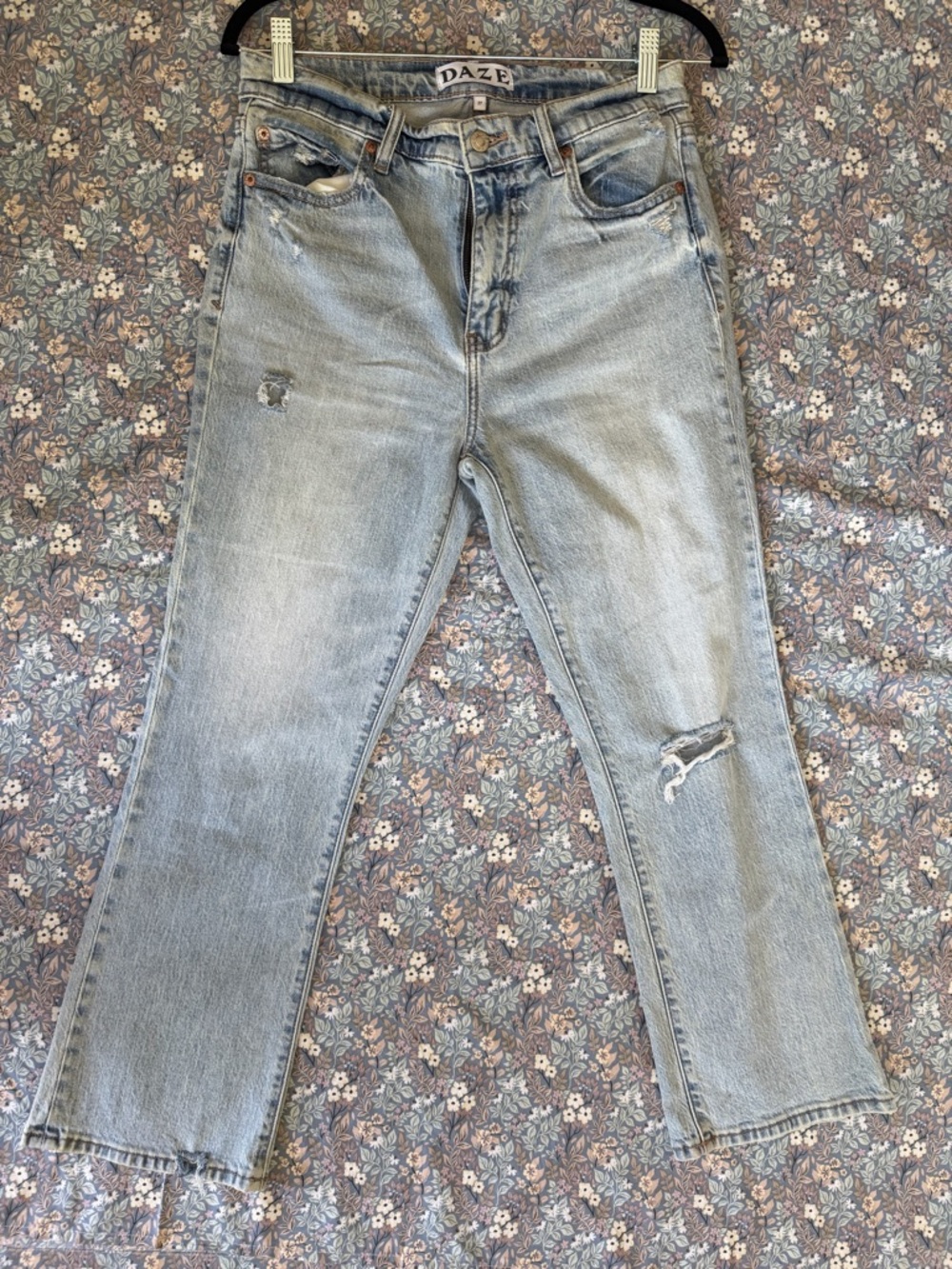 DAZE Women's Light Blue Straight-Leg Distressed Jeans